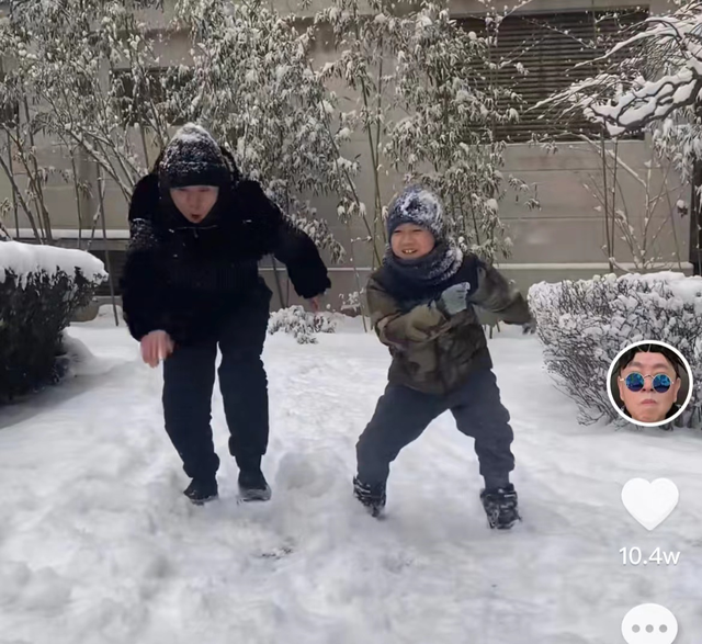 潘长江|64岁潘长江风波后首现身,神情落寞心事重重,身上落满雪背影凄凉