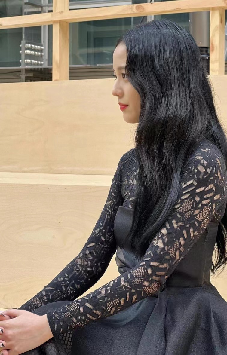 blackpink|性感拍照姿势，Blackpink智秀模仿彩英，表情颇有玩味，互动有趣