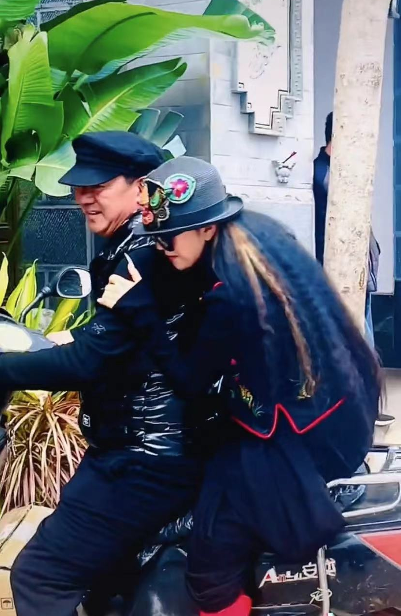 杨丽萍|63岁杨丽萍回家吃饭，留长指甲半天夹不起一粒米，一年花18万护理