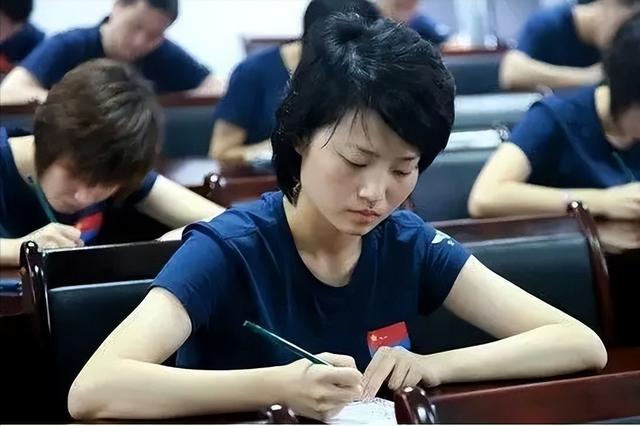 中国首批歼10女飞行员,因跳伞失败不幸牺牲,36万群众含泪送别!