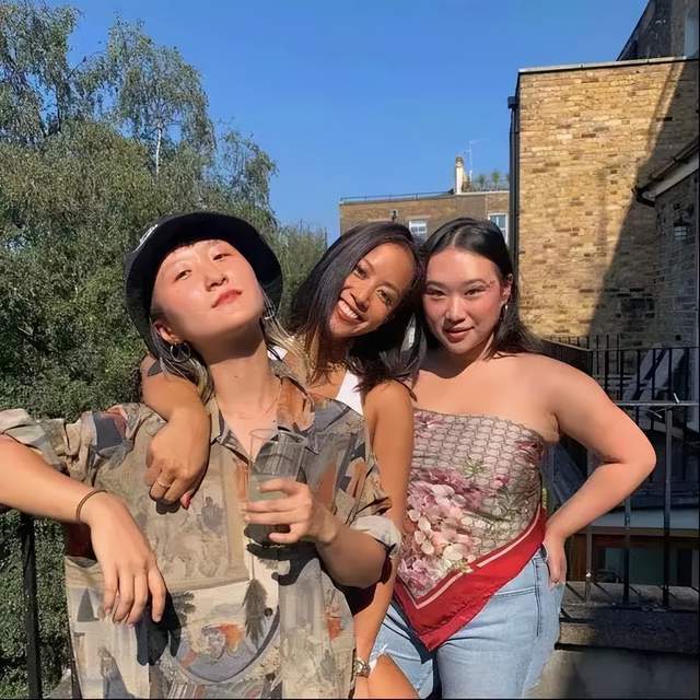 林忆莲|林忆莲与女儿定居英国，干爹胡枫指其从不对人倾诉心事，担忧她退圈