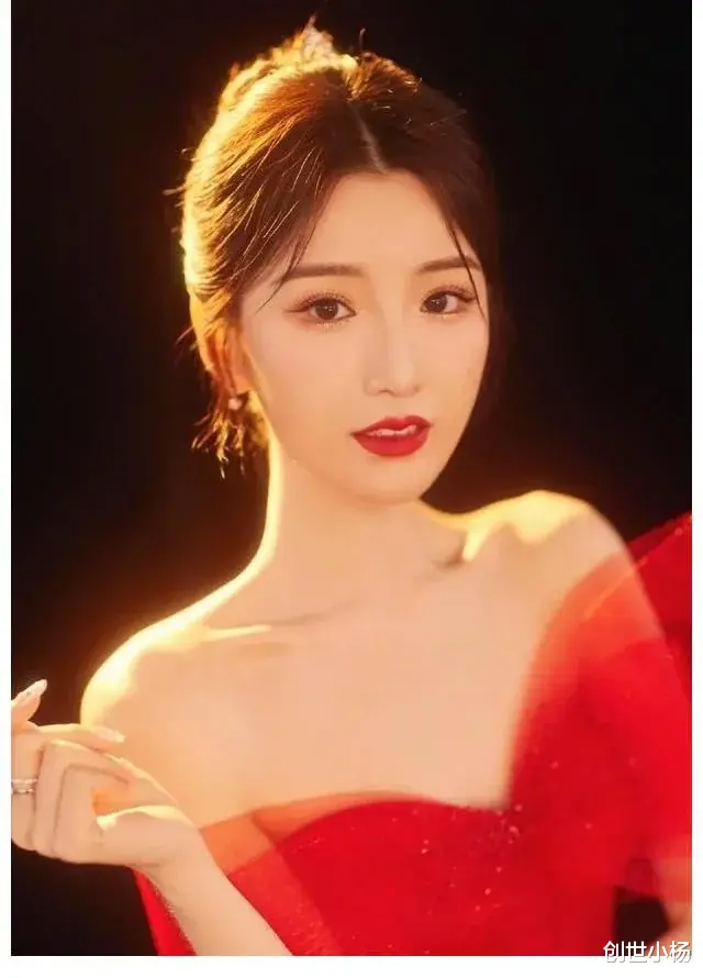 毛晓彤|毛晓彤穿红纱裙明媚迷人 半露香肩尽显娇艳