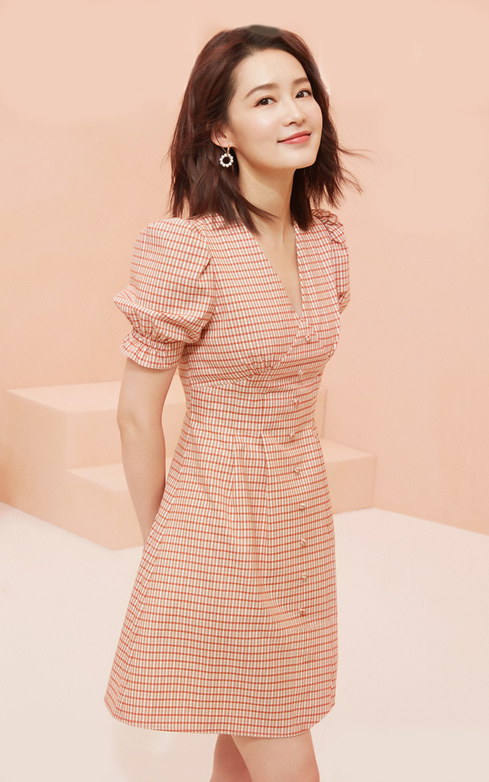 李沁气质太好，甜瓜桔色小格纹连衣裙明媚优雅很有女人味，真漂亮