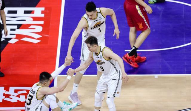 辽宁男篮|向杨鸣道歉！关键4分钟辽宁全华班奔逸绝尘！张镇麟一战封神！
