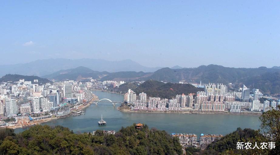 |退休大爷钓鱼打发无聊，罕见收获“米级”大货，家人却说不能吃