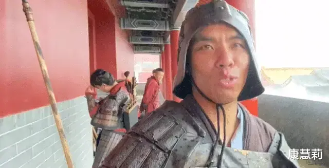 浙江40岁男子做群演月收入几百，没钱租房就睡桥洞，就是不愿打工