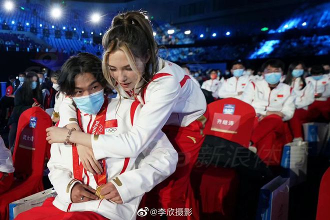 苏翊鸣|姐弟情深！苏翊鸣落泪，谷爱凌抱小苏安慰，妈妈把谷爱凌搂入怀中