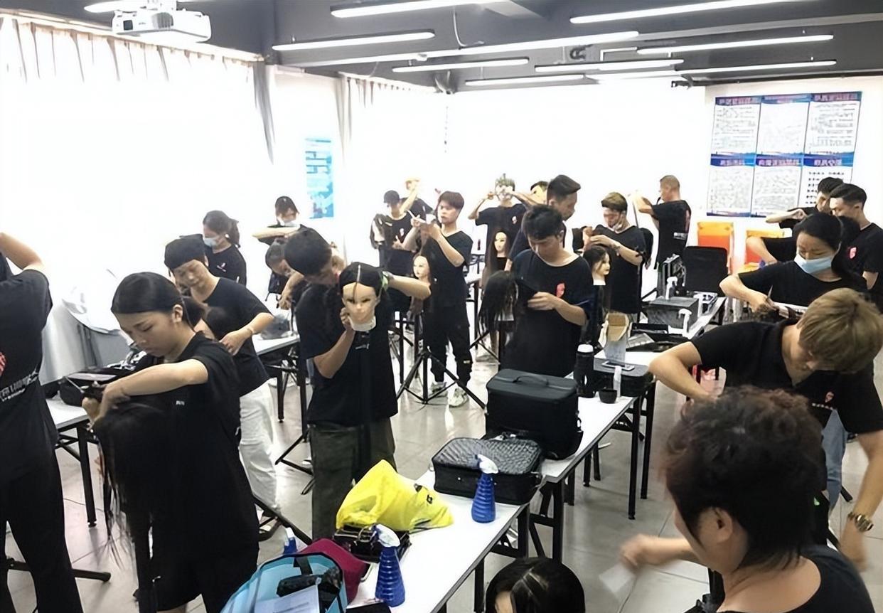 又一校园惨案,重庆15岁男孩在宿舍被同学刺死!更多细节被曝光