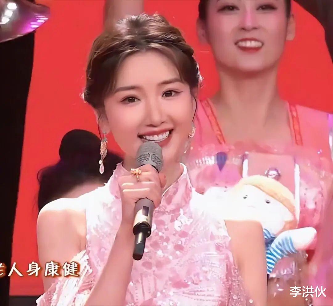 明星|元宵晚会明星造型：玲花满脸幸福肥，沈梦辰下半身粗壮被疑怀孕了