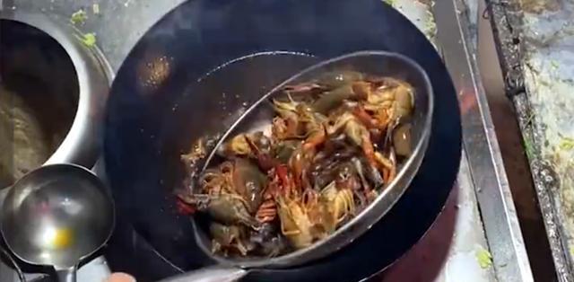 |浙江一男子钓小龙虾,下血本使出了杀手锏,网友:明天扛头猪去钓