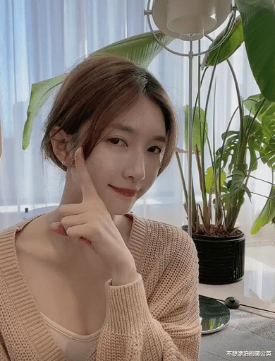 江疏影|35岁江疏影晒近况，美颜开过头变成网红脸，中指戴大珍珠戒指抢镜