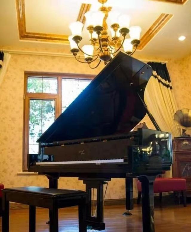 参观郎朗现实的豪宅,每个房间都有钢琴,连楼梯阶梯都是钢琴键