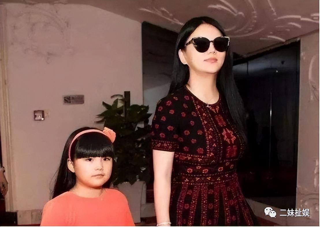 王诗龄 李湘英国为女儿庆生，13岁王诗龄瘦身成功，母女俩出游被拍