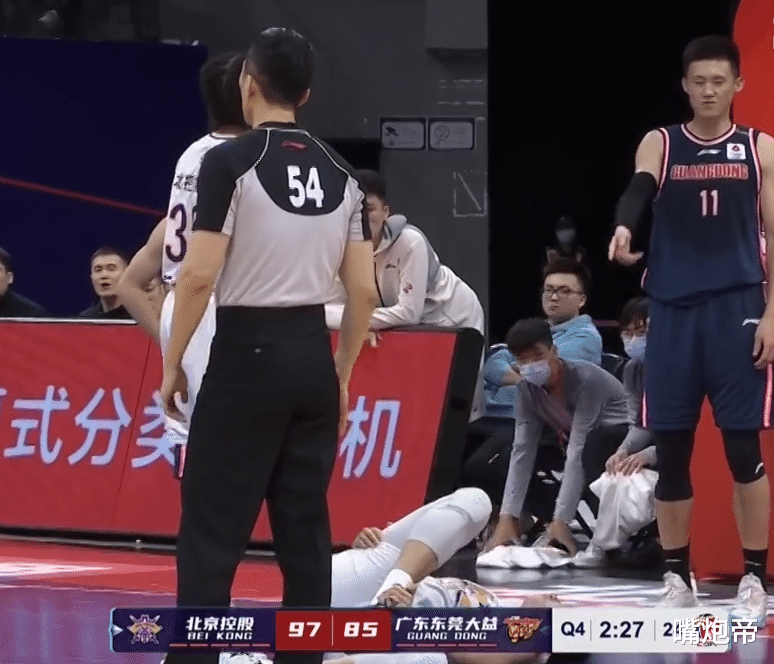 广东男篮|马布里爱徒疯狂庆祝真因曝光！重摔还被周鹏嘲笑，广东队长输球输人