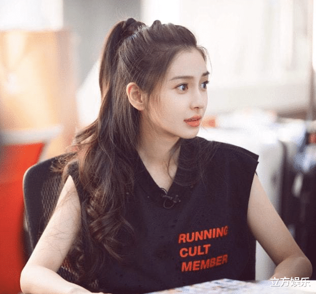 Angelababy|Baby带儿子去逛街，小朋友害怕镜头躲在妈妈怀里，其父未现身！