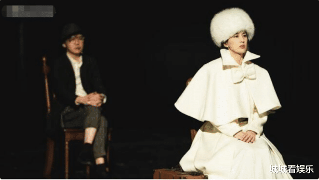 长腿 39岁黄圣依小区热舞,梳双马尾笑容甜美,穿绿色短裙长腿白到发光