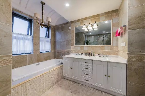 200平美式别墅无主灯,但是凹吊顶上的射灯如星罗棋布的夜空