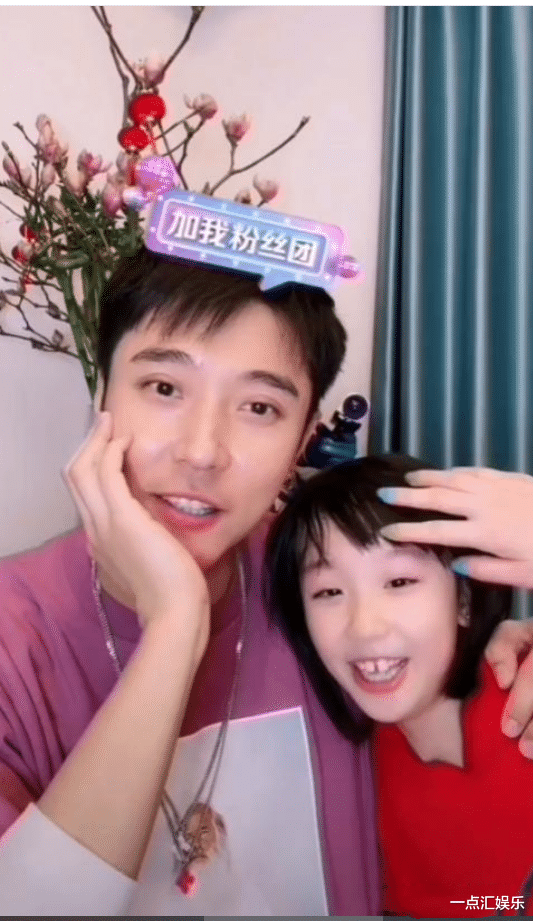 洪欣|张丹峰在家直播,洪欣指甲引热议,网友:和蔡少芬夫妇对比明显