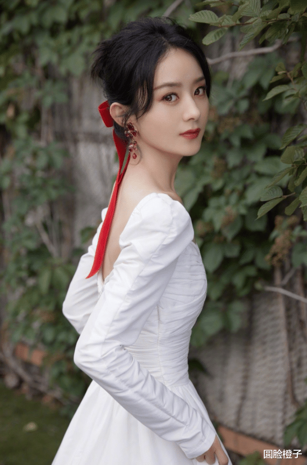 宋祖儿|赵丽颖穿白色太美了，一身小白裙配红色发带，又知性又甜美