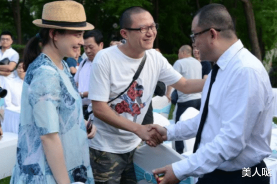 梅婷|梅婷随老公参加婚礼,素颜穿薄纱裙嫩成少女,老公穿卡通T似铁憨憨