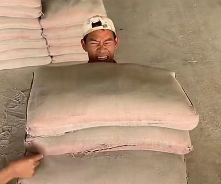 男子一次搬起7包水泥,网友纷纷质疑不可能:承认别人优秀很难?