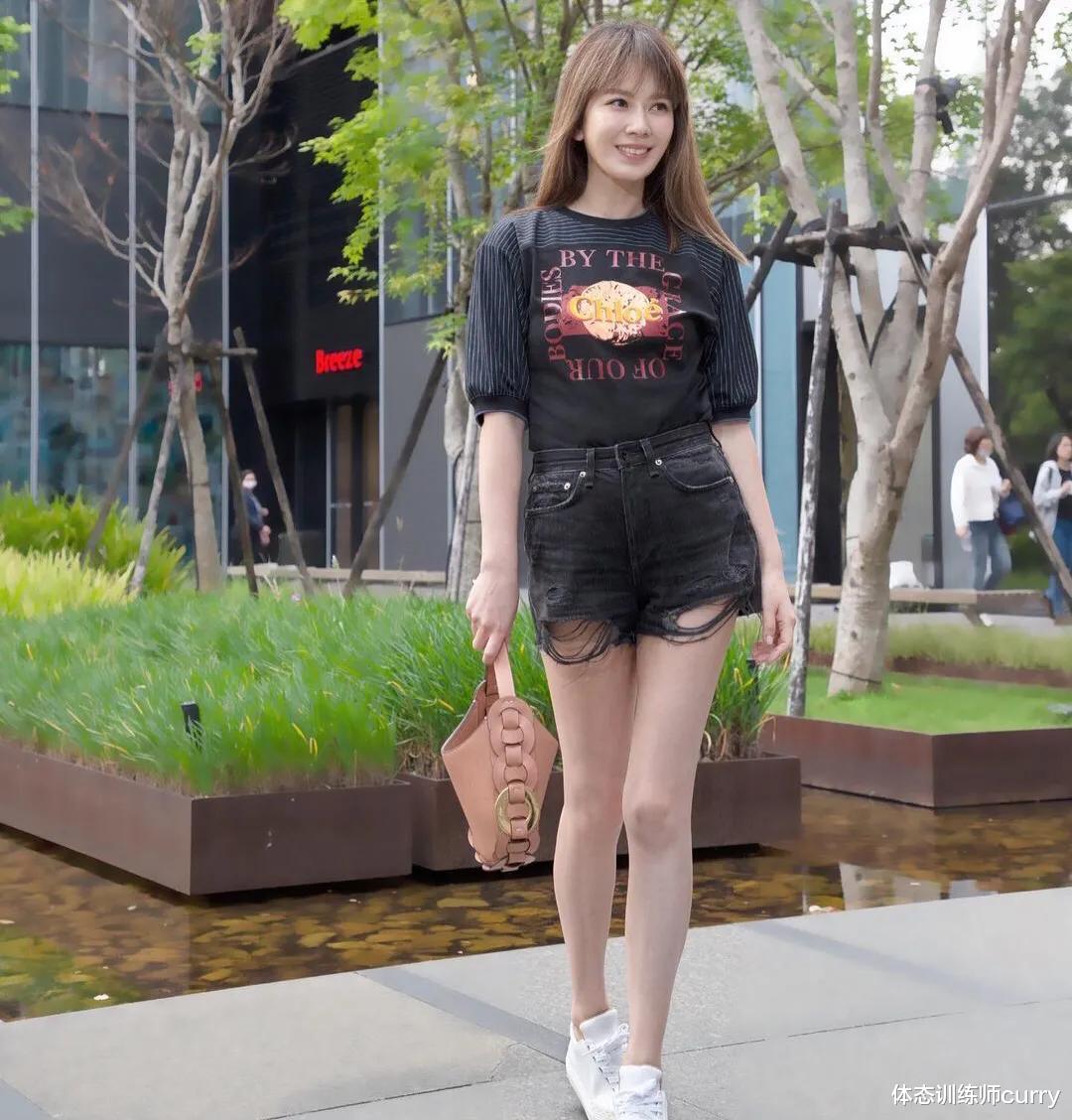 melody “时尚妈咪”，已是两孩子母亲，年过40岁，活成20岁少女模样