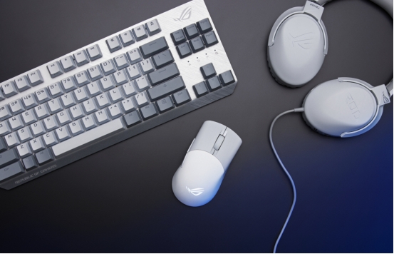 键盘|月耀初冬,惊喜纯白!这才是白色系桌搭的天花板~