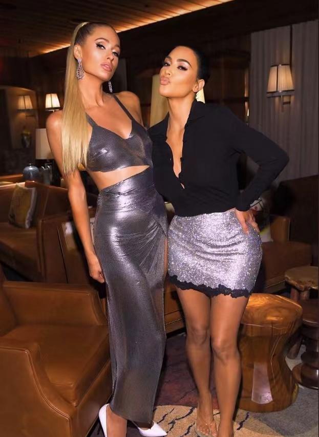 金·卡戴珊|大场面，卡戴珊生日，詹娜乘坐私人飞机出席，玫瑰排整桌，太秀了