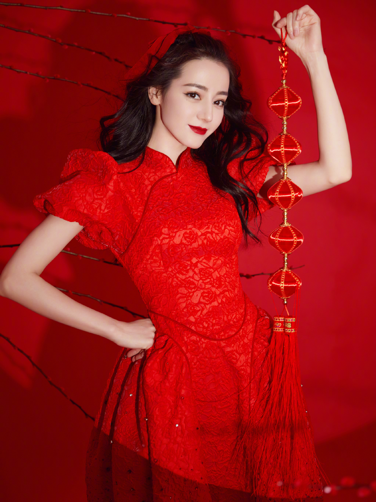 迪丽热巴 迪丽热巴新年妆容真太精致了！4个技巧！让你走亲访友大方又气质。