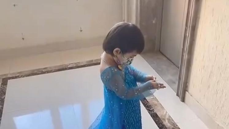 黑龙江3岁女童不惧0度天气，执意穿“爱莎裙”出门，妈妈做法绝了