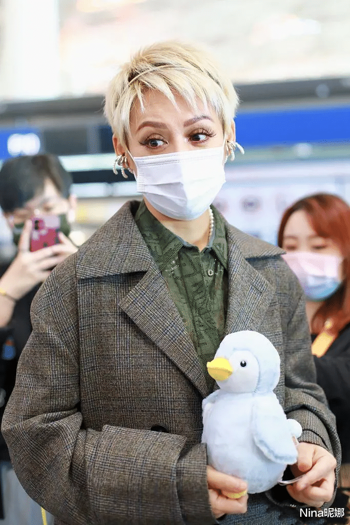 连体裤|真替宁静捏把汗，49岁穿透视连体裤走机场不低调，挑染金色短发手插袋超霸气