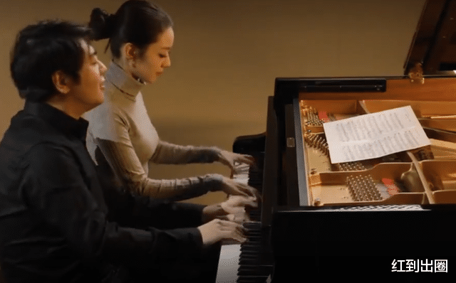 吉娜·爱丽丝|郎朗教小12岁娇妻弹钢琴，吉娜穿紧身衣曲线突出，产后身材更胜从前