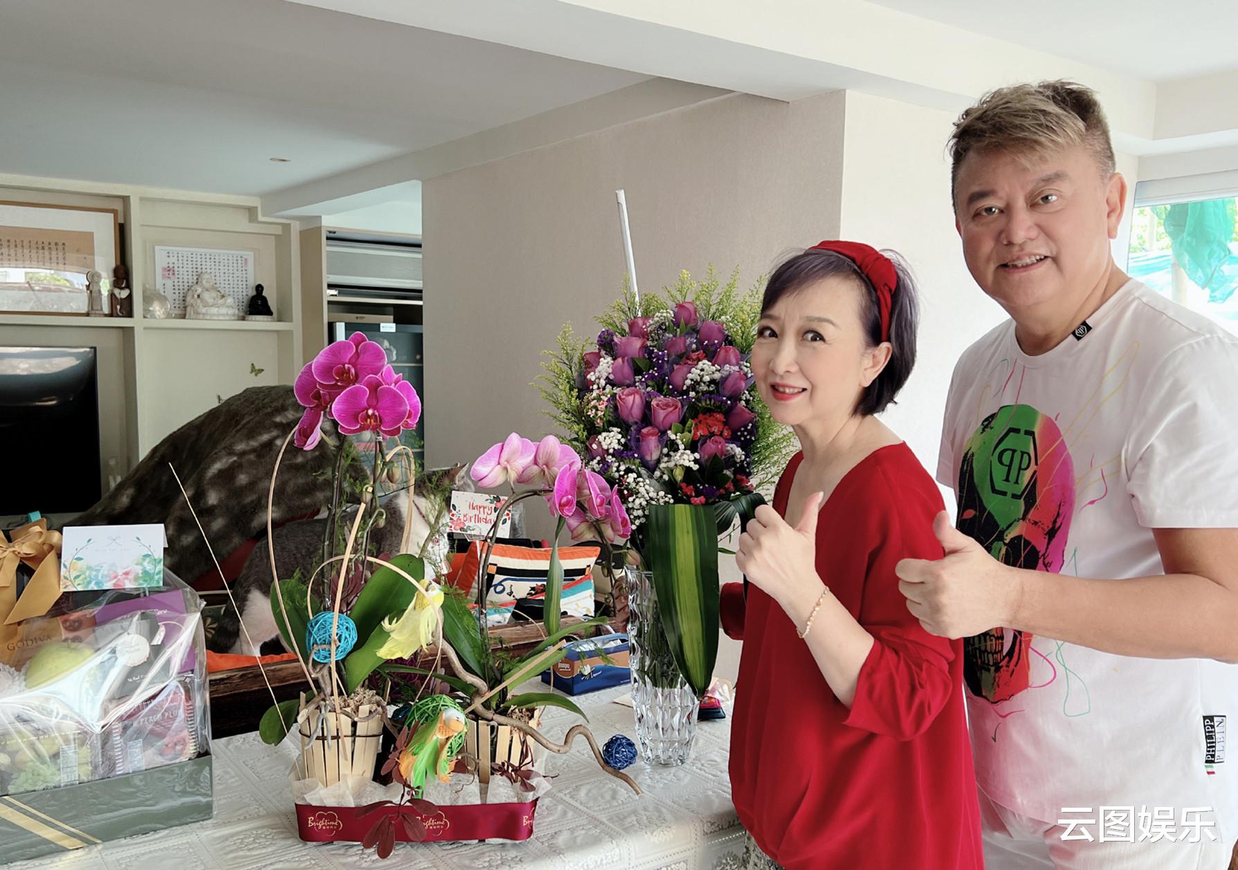 街拍|陈百祥妻子开派对庆生，曾志伟与女友人贴面合影，嘟嘴卖萌太亲密