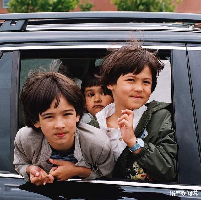 韦唯|韦唯全家移居纽约!一家四口吃火锅喝啤酒夸新年,大儿子最显帅气