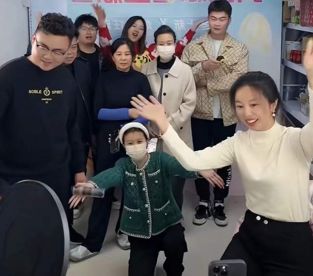 陈钰琪|质疑姚威田静遭攻击，田静直播向攻击许妈主播鞠躬，网友热议不断