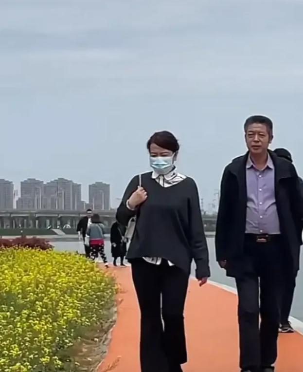 许敏|姚威没回九江祭祖，许敏用手机拍风景给孙子看，通过视频聊以慰藉