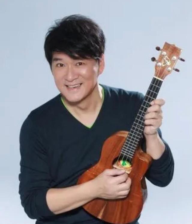 周华健|61岁周华健开线上演唱会，网友直呼：他一开口，就是无数人的青春