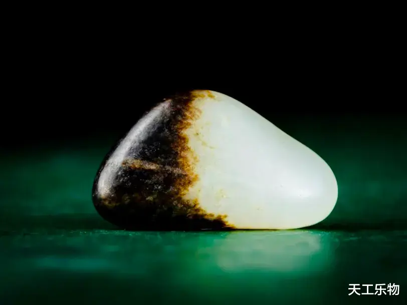 翡翠|翡翠与和田玉的短兵相接!盘点两大玉种的胜败优劣!