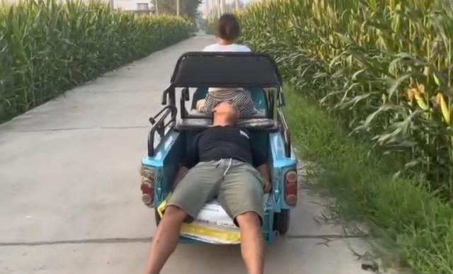 男子喝醉酒被妻子用三轮车拖走,一路都在喊小丽,结局悲催了
