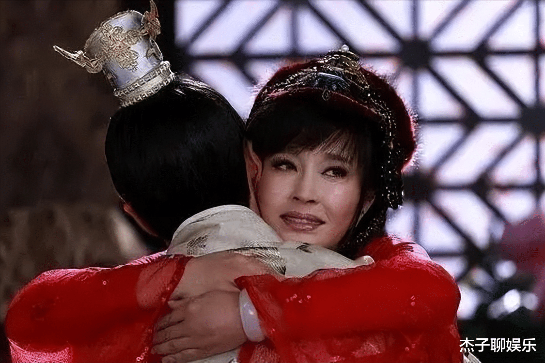 刘晓庆|70岁刘晓庆晒近照，皮肤白皙露大长腿，身材状态似少女