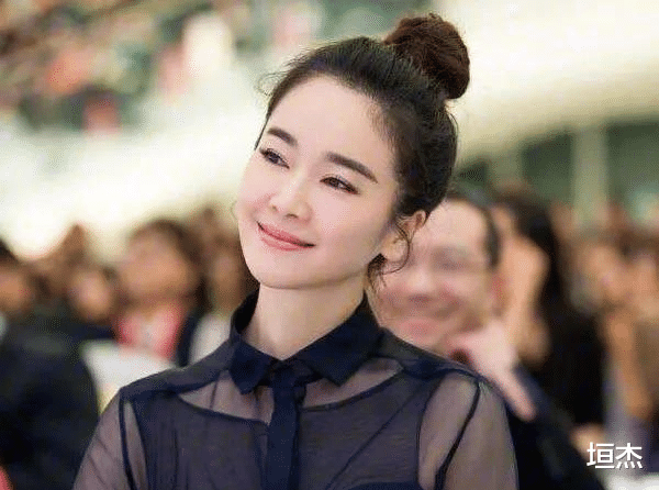 左小青|45岁的左小青，为何在43岁离了婚，风姿绰约的她到底想要的是什么