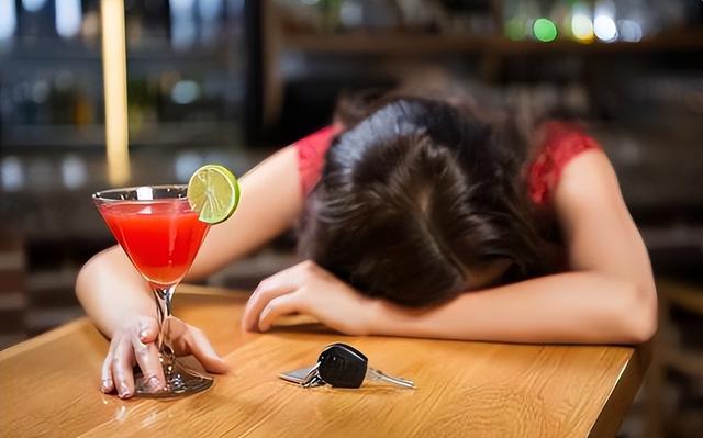 一对年轻男女深夜醉倒街头,热血上涌后失控,遭路人围观