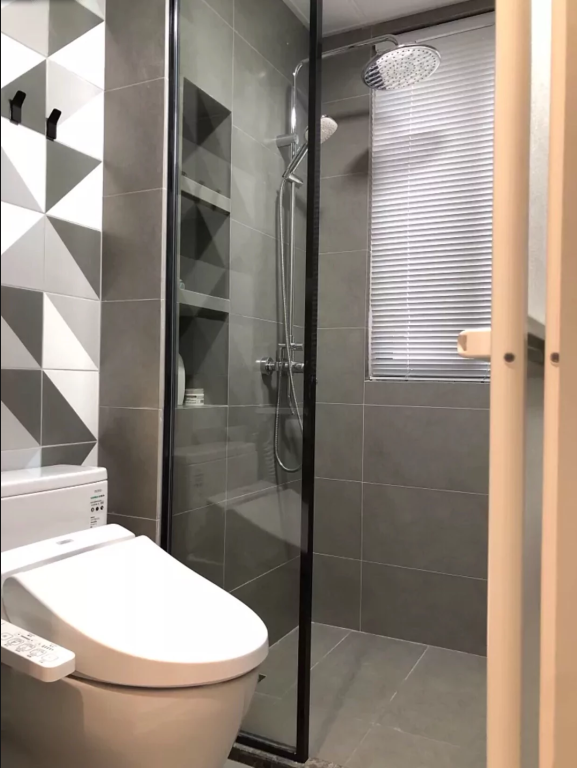 装修是真烧钱,四居新房砸了40W,玻璃墙厨房太漂亮了