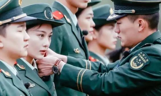 张馨予|曾位居一线的女星张馨予，近日在网络晒出自己一家的合照