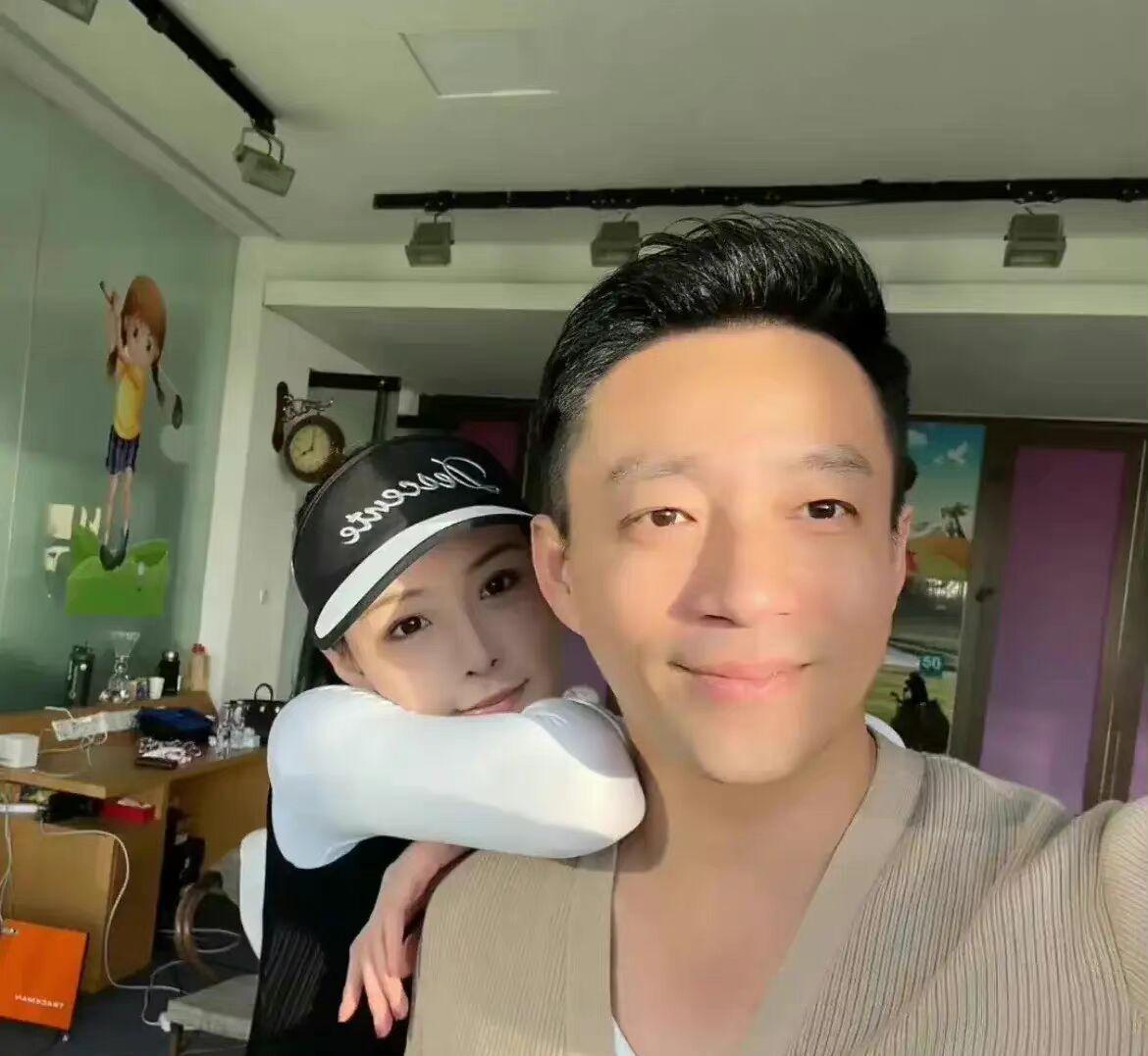 汪小菲|笑喷！张颖颖汪小菲晒合照秀恩爱，张兰称女方是臭虫，要把她弹走