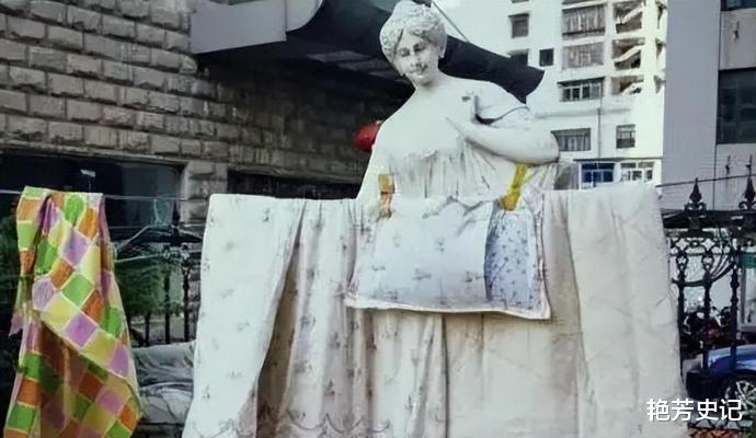 某校发布通知：“不准在雕塑上晒被子”，校长看后都忍俊不禁