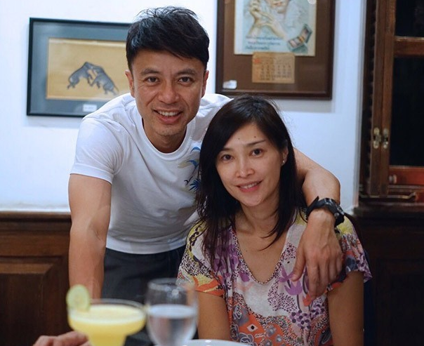 王源|54岁的李克勤在酒局上被灌酒，他无奈苦笑：”每个月要还60万的房贷“