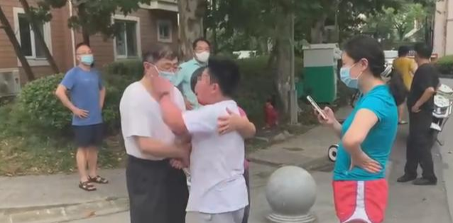 ?8岁持刀叫嚣娃其母意外曝光,看样子就难教孩子谦逊