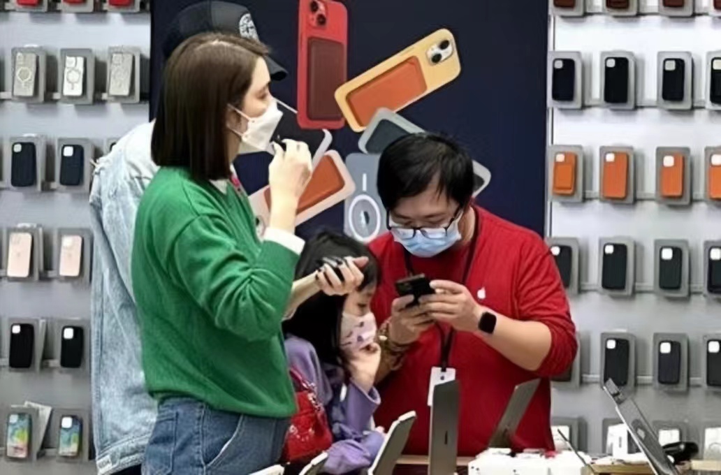 穿衣搭配|张丹峰夫妇现身商场，两人如胶似漆好恩爱，洪欣小腹隆起被疑怀孕