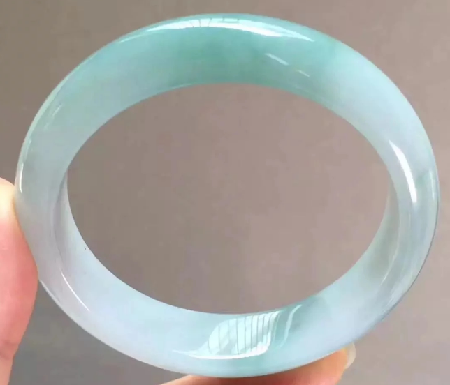 翡翠|翡翠每个品种都独特，相邻的档次表面区别不大，但价值却差距很大